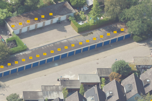 Luchtfoto van garageboxen