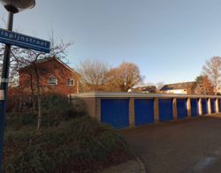 Garageboxen met een blauwe deur