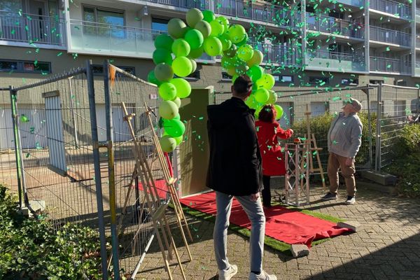Groene ballonnen bij feestelijk moment renovatie D’ Groene Citer