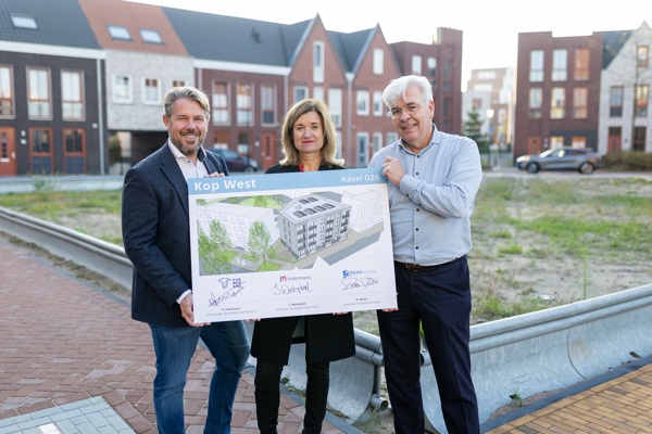 Wethouder Pascal Verkroost, directeur Vastgoed Intermaris Iphigenia Westphal en directeur Prinsenstichting Ruud Piera poseren met bord Kop West