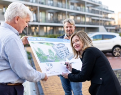 Iphigenia Westphal, directeur Vastgoed Intermaris tekent voor de komst van een nieuw woongebouw aan de Pleinbuurt