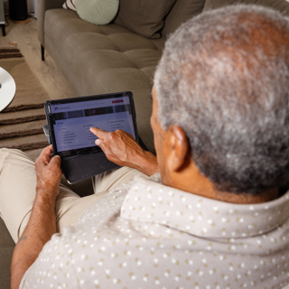 Bewoner met tablet in zijn hand