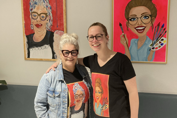 Twee kunstenaars voor hun schilderijen