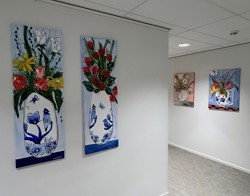 Schilderijen aan de muur met vaas en bloemen
