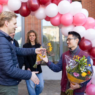 Directeur Wonen, Jurre Terhorst overhandigt sleutels aan bewoner woongebouw De Gors
