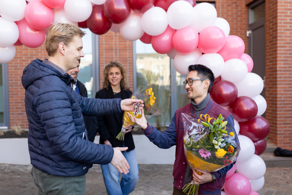 Directeur Wonen, Jurre Terhorst overhandigt sleutels aan bewoner woongebouw De Gors