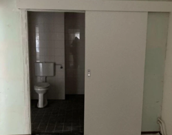 Inkijkje badkamer vanaf de hal gezien