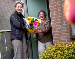 Bewoonster ontvangt bos bloemen uit handen van collega Intermaris