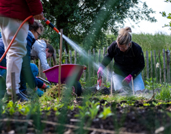 Collega's aan het werk in een moestuin