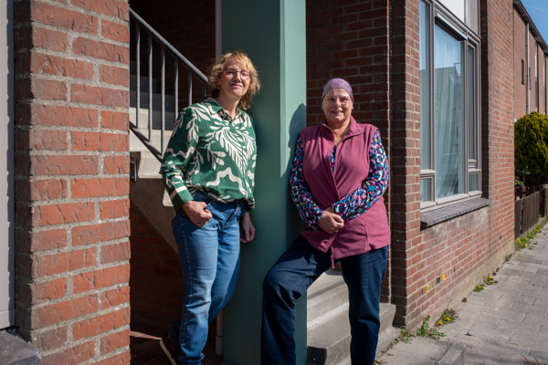 Vriendinnen Lia en Sandra poseren bij woning