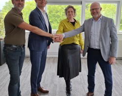 Medewerkers Intermaris en SVP leggen handen op elkaar