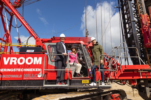 Cees tip, directeur-bestuurder Intermaris, Iphigenia Westphal, directeur Vastgoed Intermaris en wethouder Axel Boomgaars staan op de heimachine