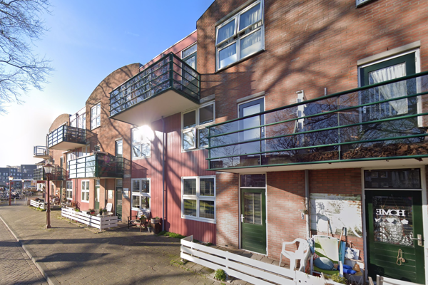 Rijtjeswoningen met een balkon aan het Gouw in Purmerend