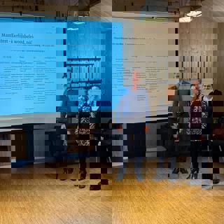 Cees Tip (directeur-bestuurder Intermaris), Mensina Wijma (De Boog) en Marcha Steringa-Erdtsieck (InterWhere) tekenen petitie Eerlijk woonbeleid nu!