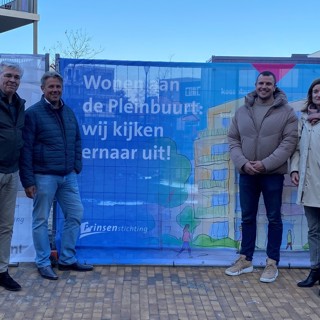 Ruud Piera, Pascal Verkroost, Guido Kesselaar en Iphigenia Westphal voor bouwdoek Pleinbuurt