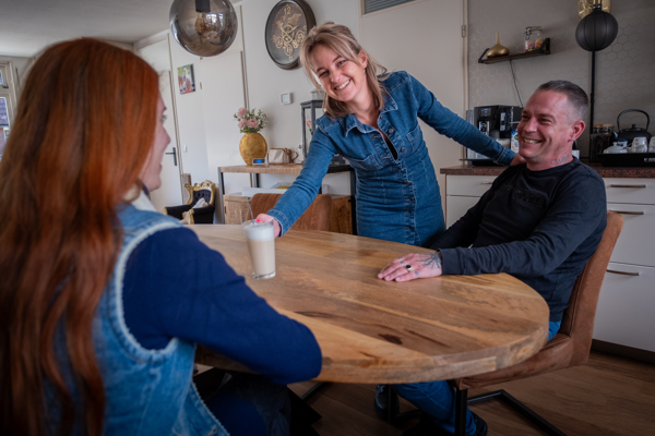 Bewoners aan tafel met een kopje koffie