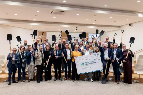 Diverse mensen staan op een groepsfoto met een sneeuwschuiver in de hand