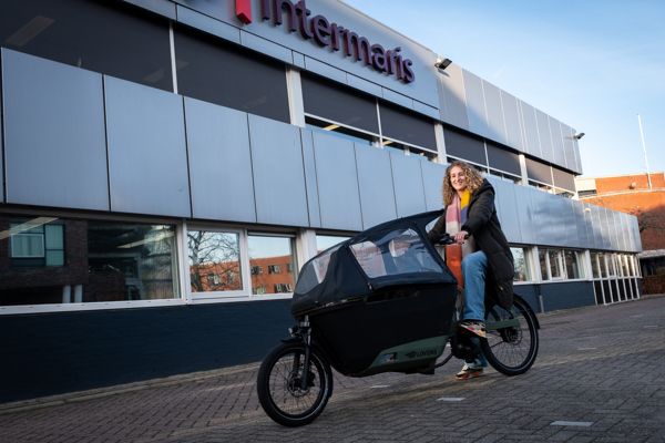 Fenna op de bakfiets voor kantoor Intermaris Hoorn