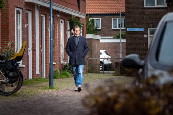 Peter lopend door een straat in Hoorn