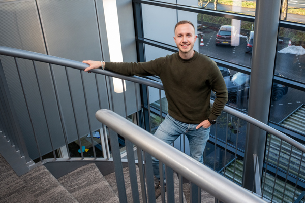 Max poseert op de trap