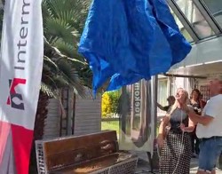 Onthulling van een bankje