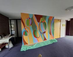 Muurschildering met abstracte tulpen.