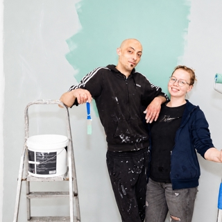 Stel schildert een muur 