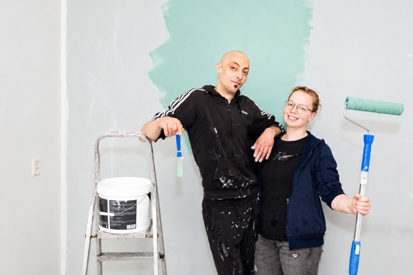 Stel schildert een muur 