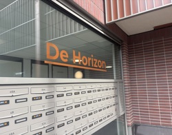 Woongebouw Gouwzeestraat met naam De Horizon